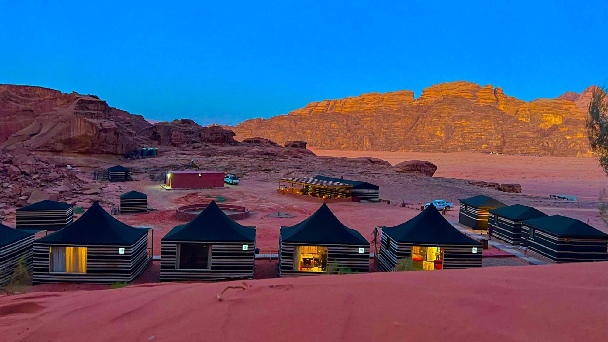 Star Camp & With Tor Hotel Wadi Rum Bagian luar foto